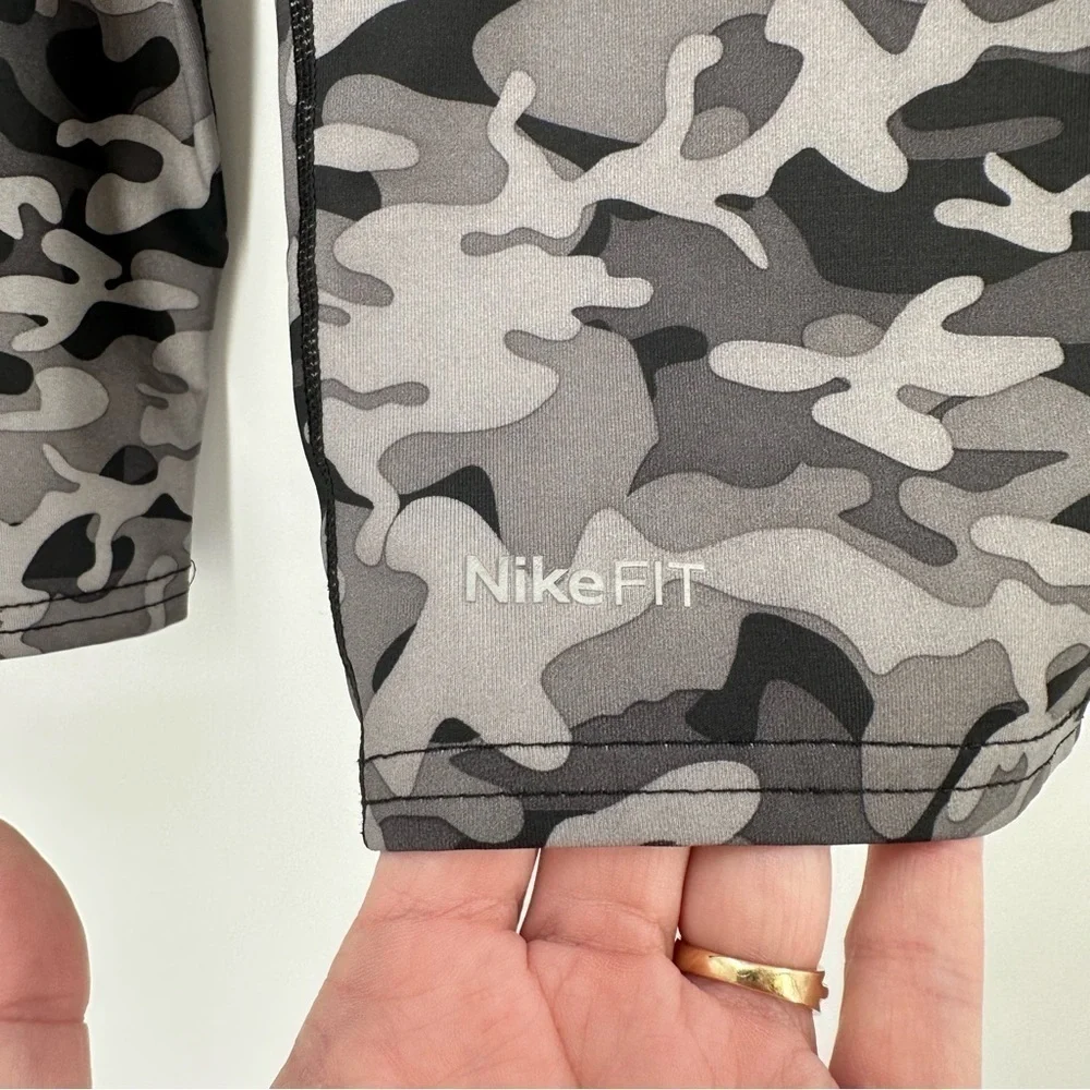 Nike FIT DRY Women’s Gray Camo Long Sleeve Pullover Athletic Top Size Medium